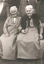 Goldine og storesøster Hansine fotograferet i 1930'erne i Odense. Foto: Kirsten Ellekjærs familiealbum